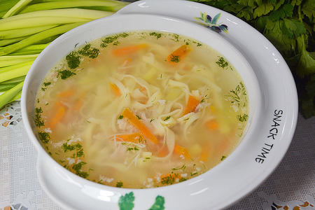 Фото к рецепту: Куриный суп с домашней лапшой
