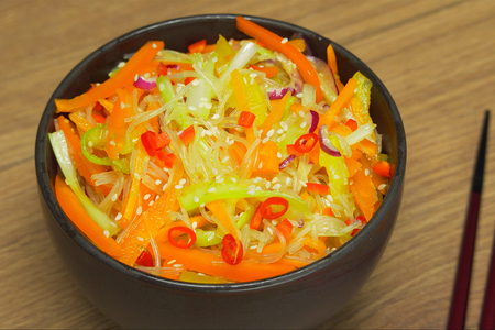 Фото к рецепту: Фунчоза со свежими овощами по-корейски
