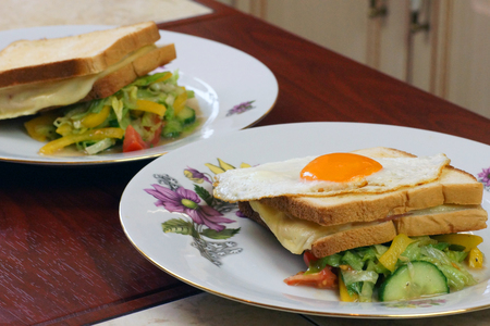 Фото к рецепту: Тёплый завтрак для двоих. крок мадам и крок месье. французская кухня 