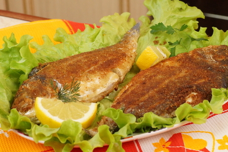 Фото к рецепту: Рыба дорадо (цыпура белая) в лимонном соке с розмарином