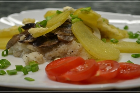 Фото к рецепту: Запеченная рыба в духовке с картошкой и грибами под сметанным соусом  