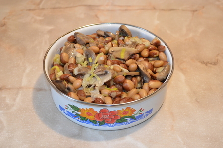 Фото к рецепту: Салат диетический из фасоли с грибами -  вегетарианский рецепт