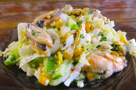 Фото к рецепту: Салат из пекинской капусты «легкость»