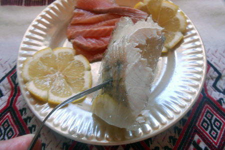 Фото к рецепту: Заливное " вербный судачок" с красной рыбкой.