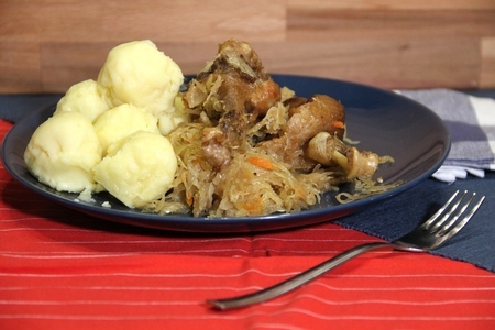 Фото к рецепту: Kraut mit fuzher - утка с квашенной тушеной капустой и картошкой