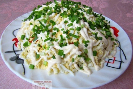 Фото к рецепту: Слоёный салат со шпротами 