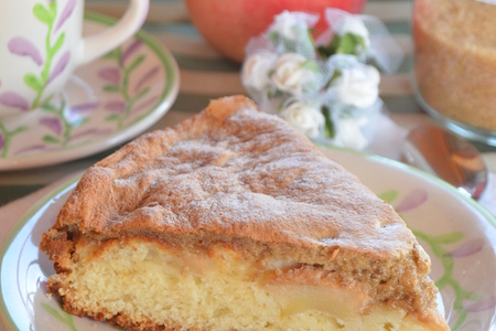 Фото к рецепту: Бисквитный  пирог с яблоками и халвой