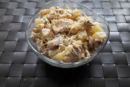 Фото к рецепту: Салат с курицей грибами и ананасом