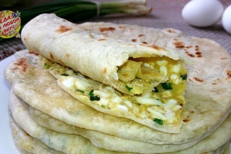 Фото к рецепту: Лепешки на сковороде с зеленым луком и яйцом. минимум продуктов.
