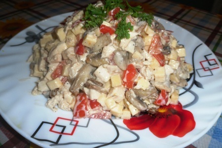 Фото к рецепту: Салат с курицей, сыром, грибами и помидорами