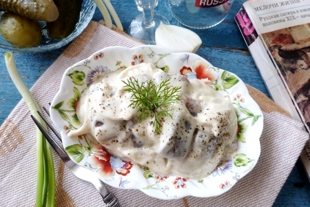 Фото к рецепту: Сельдь в горчично-медовом маринаде по-датски