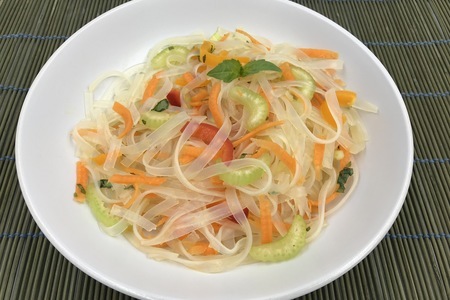 Фото к рецепту: Салат из фунчозы и овощей