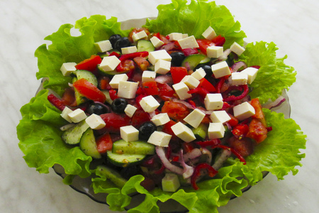 Фото к рецепту: Греческий салат: необыкновенно вкусный и легкий! 
