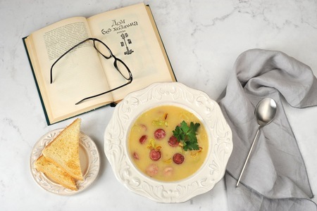 Фото к рецепту: Картофельный суп-пюре с колбасками