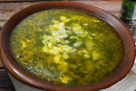 Фото к рецепту: Вкусный зеленый борщ со щавелем без томата с яйцами