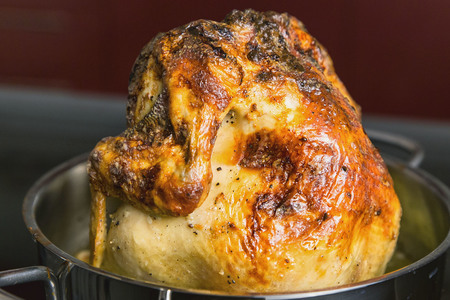 Фото к рецепту: Курица на банке в духовке 