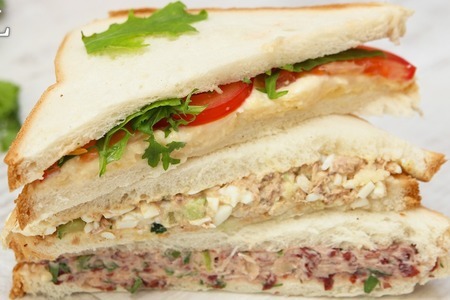 Фото к рецепту: Бутерброды (сендвичи) для пикника