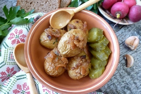 Фото к рецепту: Запеченная картошка с чесноком и шкварками