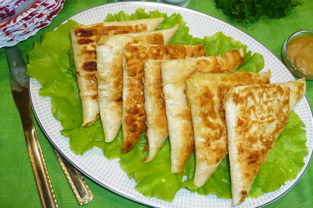 Фото к рецепту: Треугольники из лаваша с колбасой и сыром. 