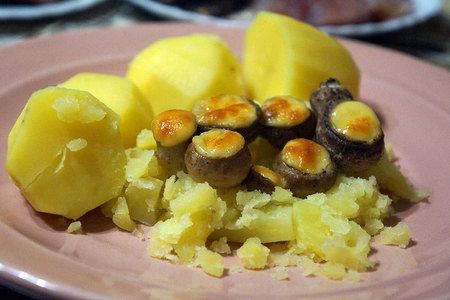 Фото к рецепту: Шампиньоны, запеченные с сыром