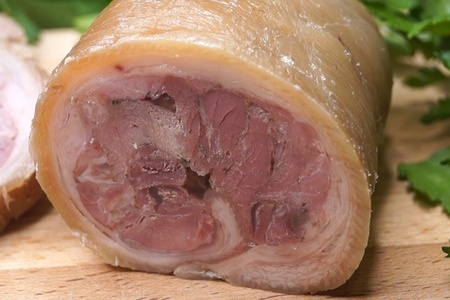 Фото к рецепту: Ветчина из свиной рульки
