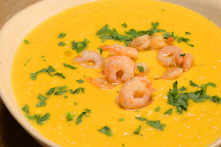 Фото к рецепту: Тыквенный суп с креветками