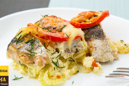 Фото к рецепту: Запеченная рыба в омлете с помидорами