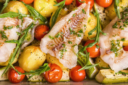 Фото к рецепту: Рыба запеченная с кабачками и картошкой