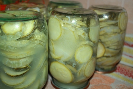 Фото к рецепту: Кабачки маринованные в чесноке на зиму