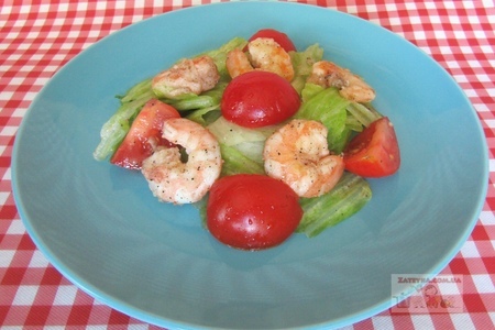 Фото к рецепту: Салат с креветками и помидорами 