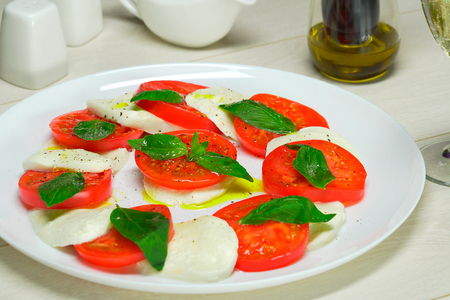 Фото к рецепту: Салат капрезе. итальянская кухня