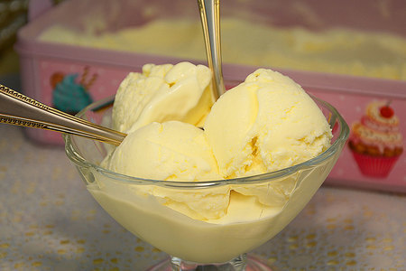 Фото к рецепту: Домашнее сливочное мороженое (пломбир)