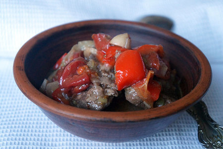 Фото к рецепту: Говядина с овощами в красном вине