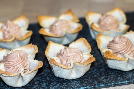 Фото к рецепту: Тарталетки из хлеба с шоколадным десертом