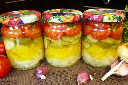Фото к рецепту: Овощной салат из огурцов, помидоров, перца и лука на зиму