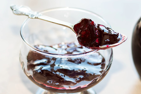 Фото к рецепту: Смородиновая трехминутка – желе из черной и красной смородины