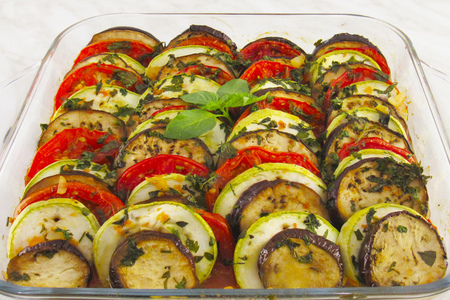 Фото к рецепту: Рататуй: запеченные овощи в духовке (кабачки, баклажаны, помидоры)