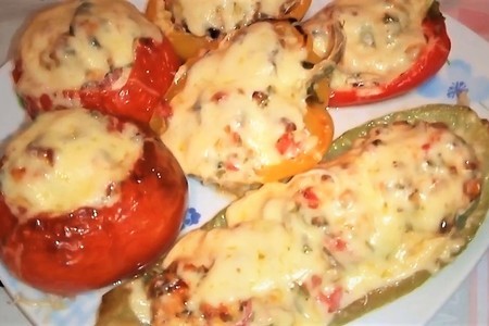 Фото к рецепту: Помидор, перец и кабачок фаршированные и запеченные под сыром // запеченные овощи в духовке