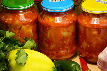 Фото к рецепту: Салат на зиму из кабачков, помидоров и болгарского перца