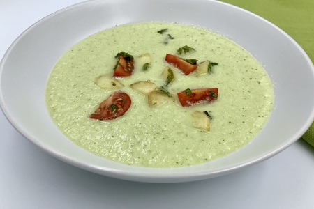 Фото к рецепту: Летний суп из огурцов