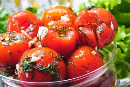 Фото к рецепту: Быстрые закусочные помидоры в пакете
