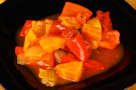 Фото к рецепту: Ассорти овощное на зиму в томатном соусе