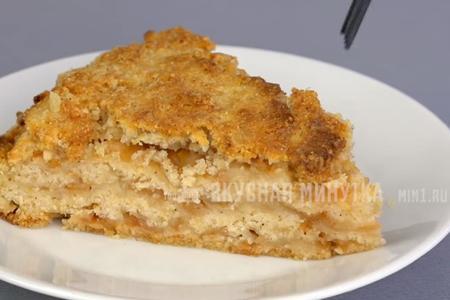 Фото к рецепту: Безумно вкусный яблочный пирог из сухого теста