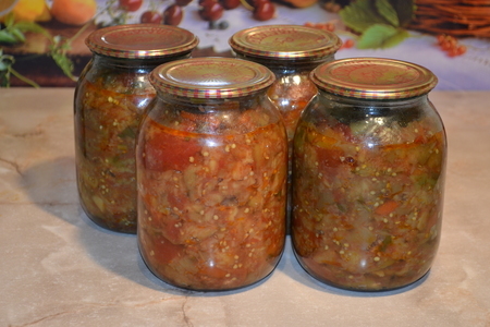 Фото к рецепту: Салат из баклажанов со сладким перцем в томатном соусе // заготовки на зиму