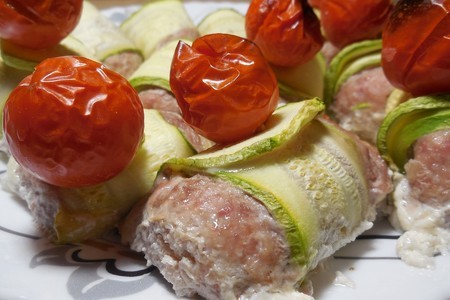 Фото к рецепту: Котлетки в кабачках с помидорами черри