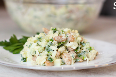 Фото к рецепту: Фантастически вкусный белковый салат с кальмаром! и не страшно за фигуру!