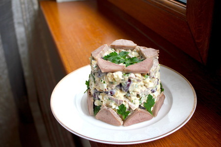 Фото к рецепту: Салат с языком и фасолью