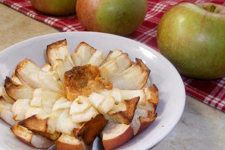 Фото к рецепту: Мамин рецепт самых вкусных и красивых запеченных в духовке яблок