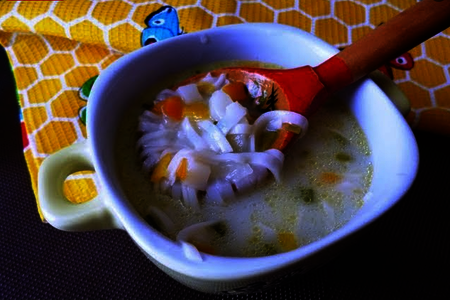 Фото к рецепту: Сырный суп с лапшой