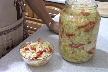 Фото к рецепту: Маринованная капуста быстрого приготовления с перцем и чесноком